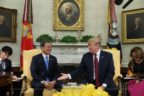 문재인 대통령(좌)과 트럼프 대통령(사진=청와대 페이스북)/한국관세신문
