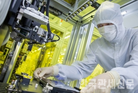 삼성전자 연구원이 마이크로 LED 개발라인에서 유리 배선검사기에 기판을 올려 검사하고 있다.(사진=삼성전자 제공)