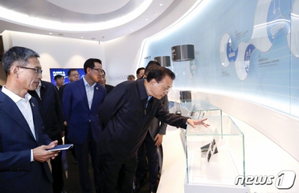 리커창 중국 총리가 14일 중국 산시성 삼성전자 반도체 공장을 시찰하고 있다. 2019.10.15