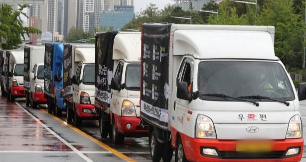 택배노동자 과로사 대책위원회 관계자들이 7일 오후 서울 영등포구 여의도 국회 인근에서 택배 분류작업 인력 투입을 촉구하는 택배차량 행진을 하고 있다.