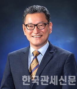 보세판매장특허심사위원회 위원장 김용진 교수 / 한국관세신문