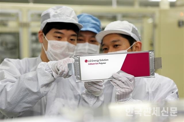 국내 배터리 소재 기업 중 하나인 LG에너지솔루션의 생산 설비에서 직원들이 제품을 검수하고 있다. / 한국관세신문